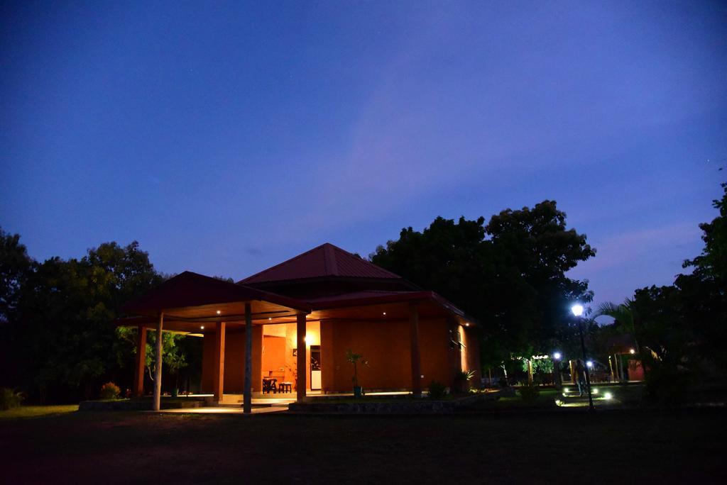 Indika Lake Resort Nuwarawewa East Exterior foto