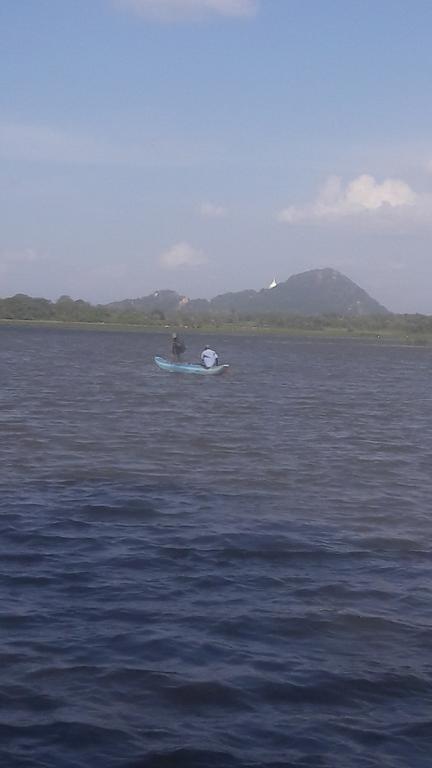 Indika Lake Resort Nuwarawewa East Exterior foto