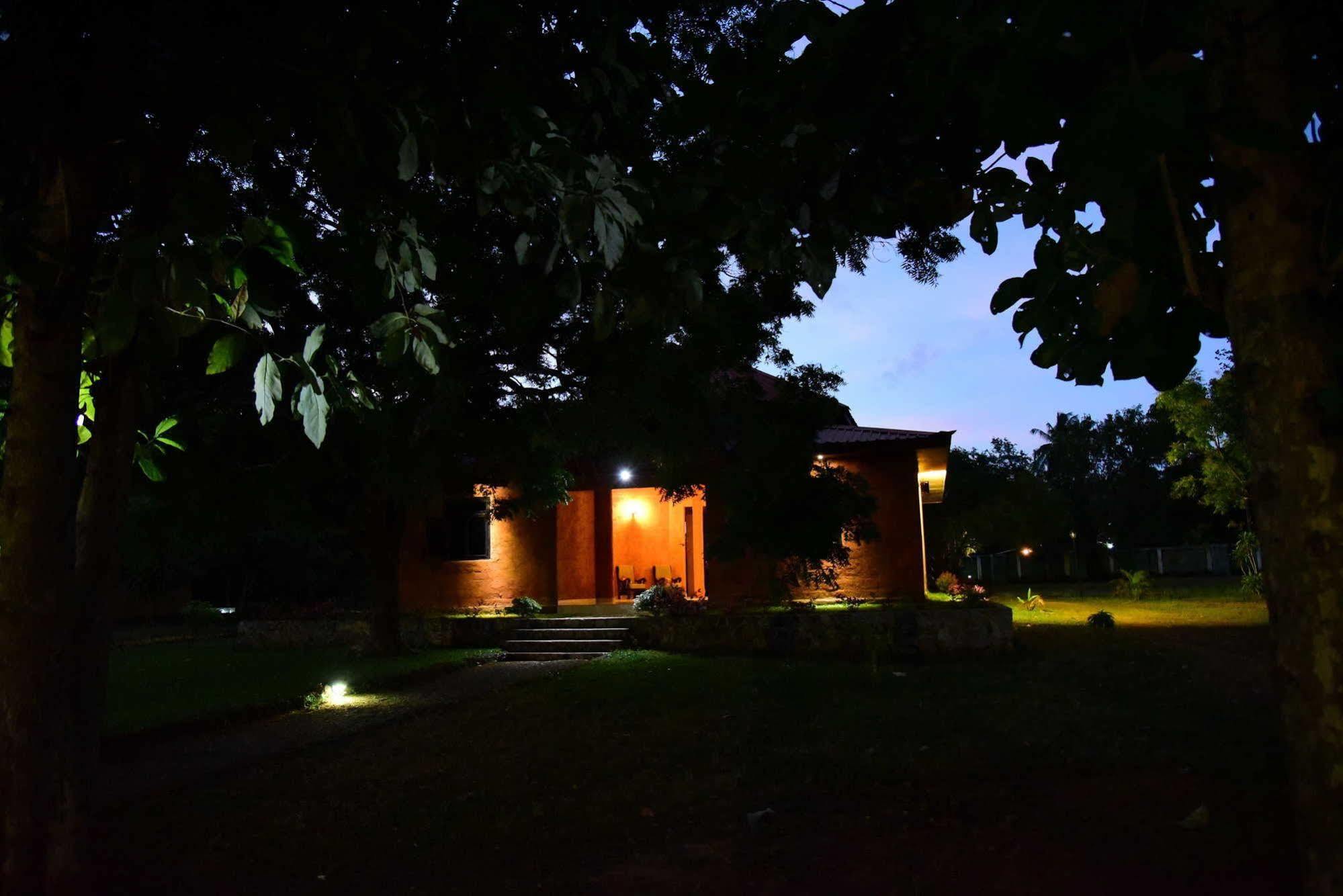 Indika Lake Resort Nuwarawewa East Exterior foto