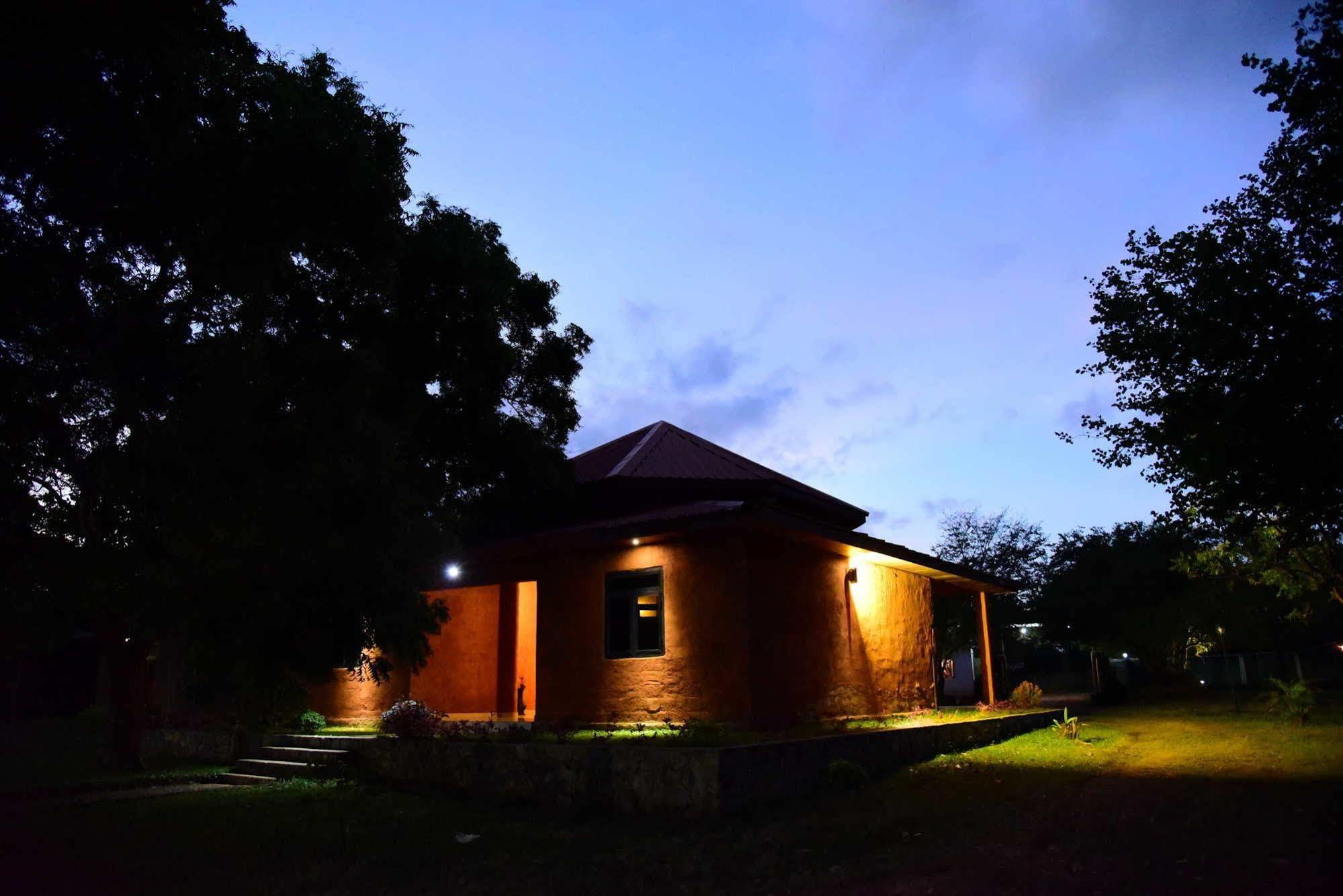 Indika Lake Resort Nuwarawewa East Exterior foto