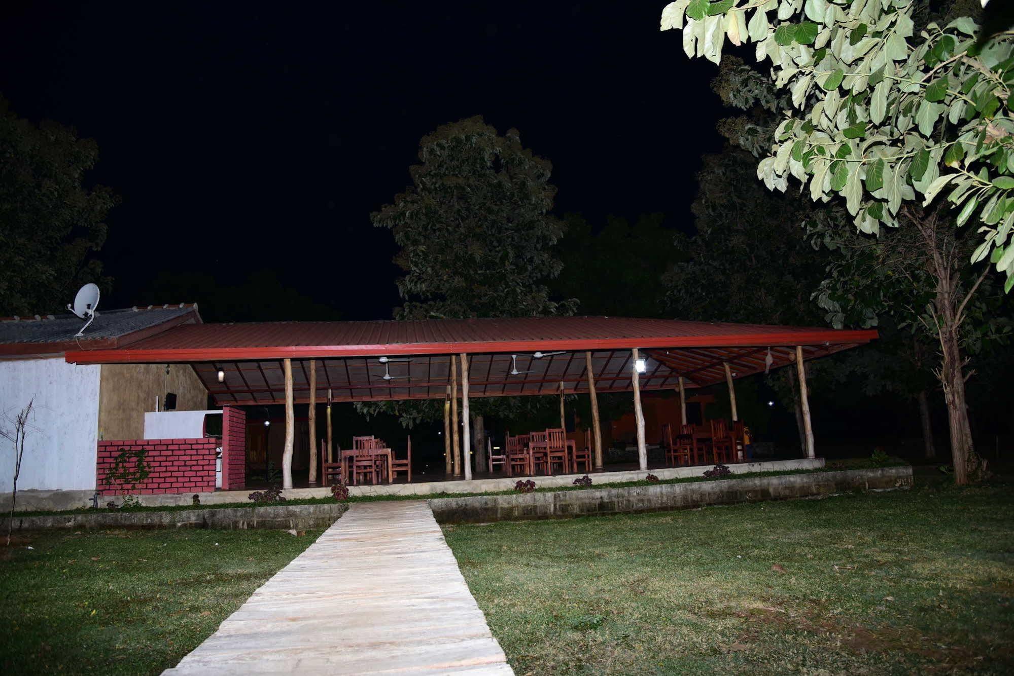Indika Lake Resort Nuwarawewa East Exterior foto